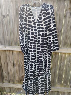 Black and White Geo-Print V-Neck Maxi Dress